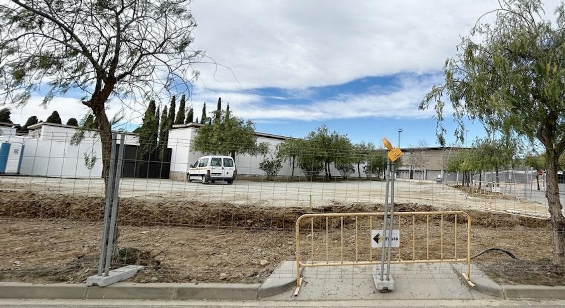 Esquelas.es | Comienzan las obras para crear una zona verde en el entorno del cementerio y tanatorio de Rosas