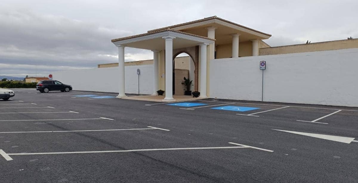 Esquelas.es | Obras en el aparcamiento y acceso al cementerio de Algemes; asfaltado, repintado y sealizacin