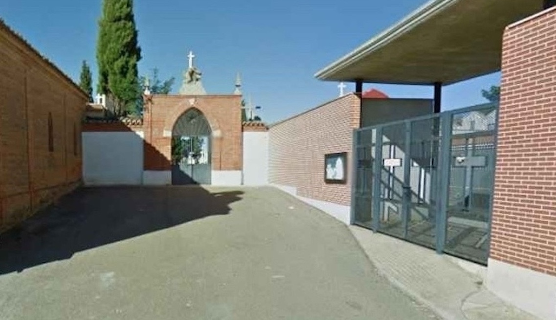 Esquelas.es | Maleantes daan y pintan lpidas de nichos y tumbas y destrozan fotografas en el cementerio de Valderas