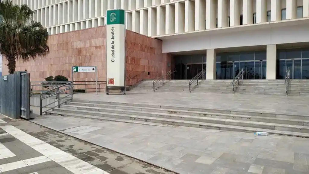 Esquelas.es | Cadveres apilados en un pequeo frigorfico en el Instituto de Medicina Legal de Mlaga a causa de unas obras
