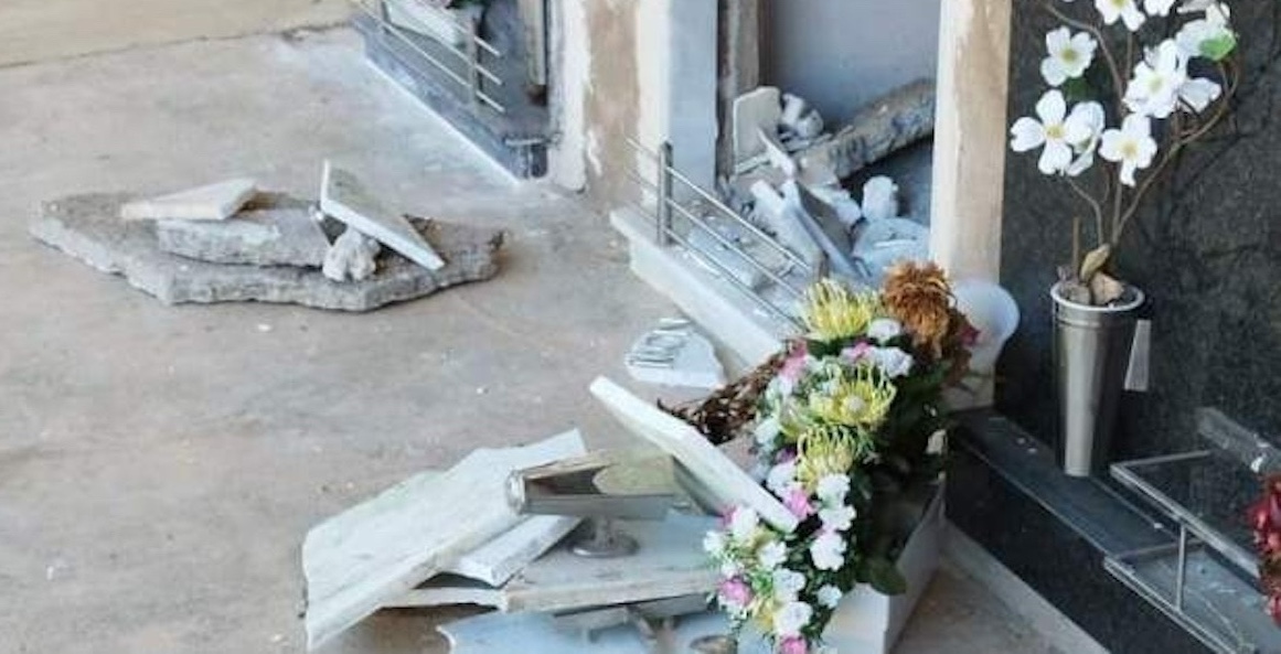 Esquelas.es | Profanan y saquean siete nichos del cementerio de La Granadella (Lrida)