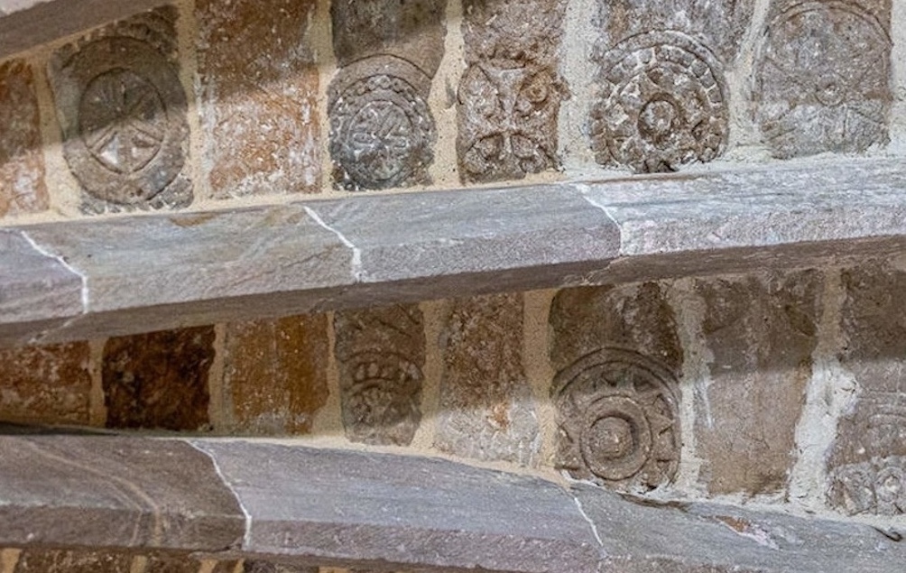 Esquelas.es | Un estudio revela un hallazgo fascinante en las estelas funerarias de la iglesia de Gallinero (Soria)