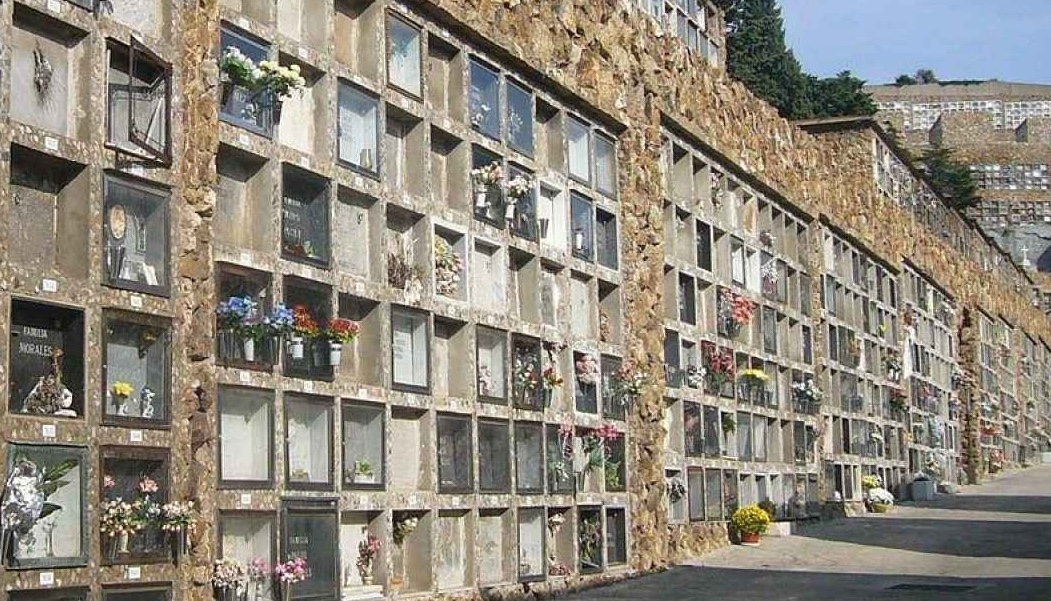 Esquelas.es | Cinco sepultureros del cementerio de Montjuc investigados por profanar y robar en 162 tumbas