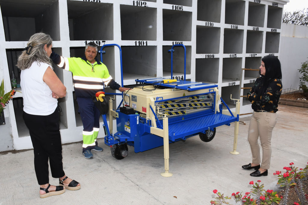 Esquelas.es | El Cementerio Municipal de Valsequillo adquiere una plataforma elevadora portafretros