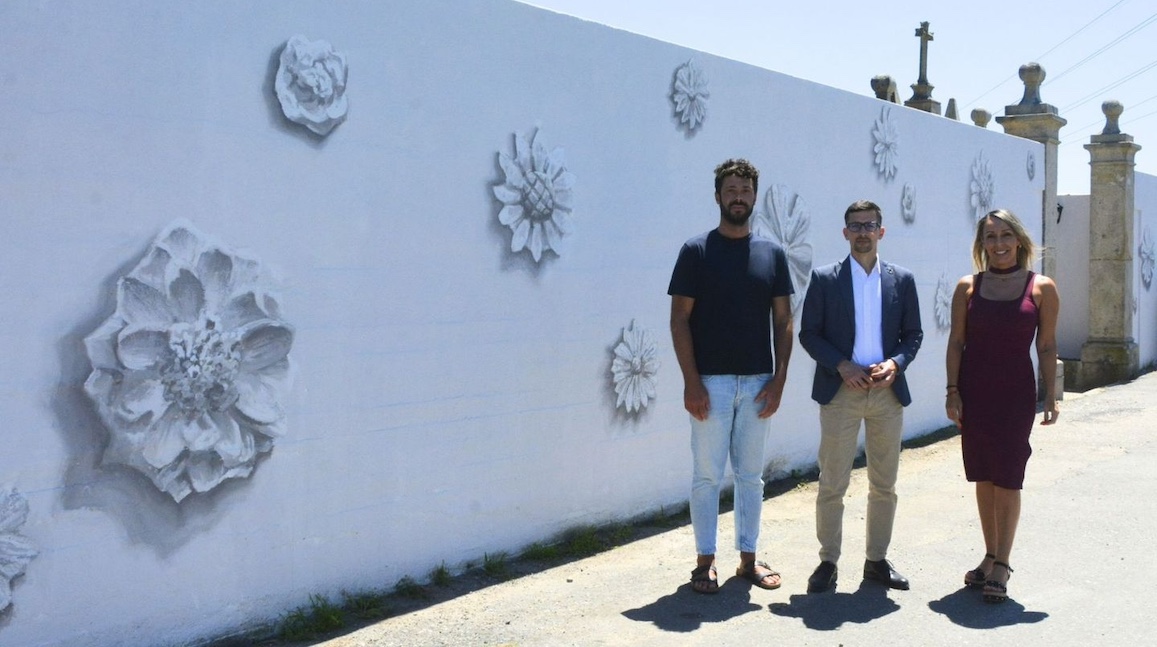 Esquelas.es | El muro del cementerio de Padrn expresa una obra artstica que lo hace ms hermoso