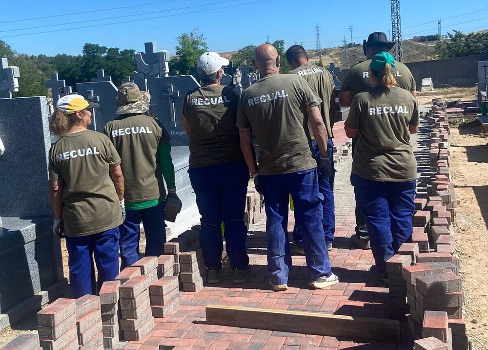 Esquelas.es | Trabajadores del programa Recual en el municipio de Jadraque actan en el cementerio de la localidad