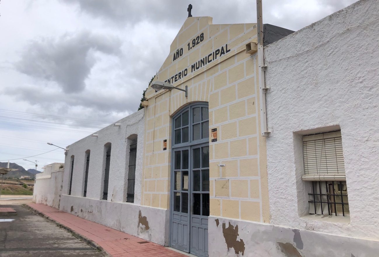 Esquelas.es | [BREVES] Obtienen la subvencin para el cementerio // Mos iniciar la restauracin de los nichos con filtraciones