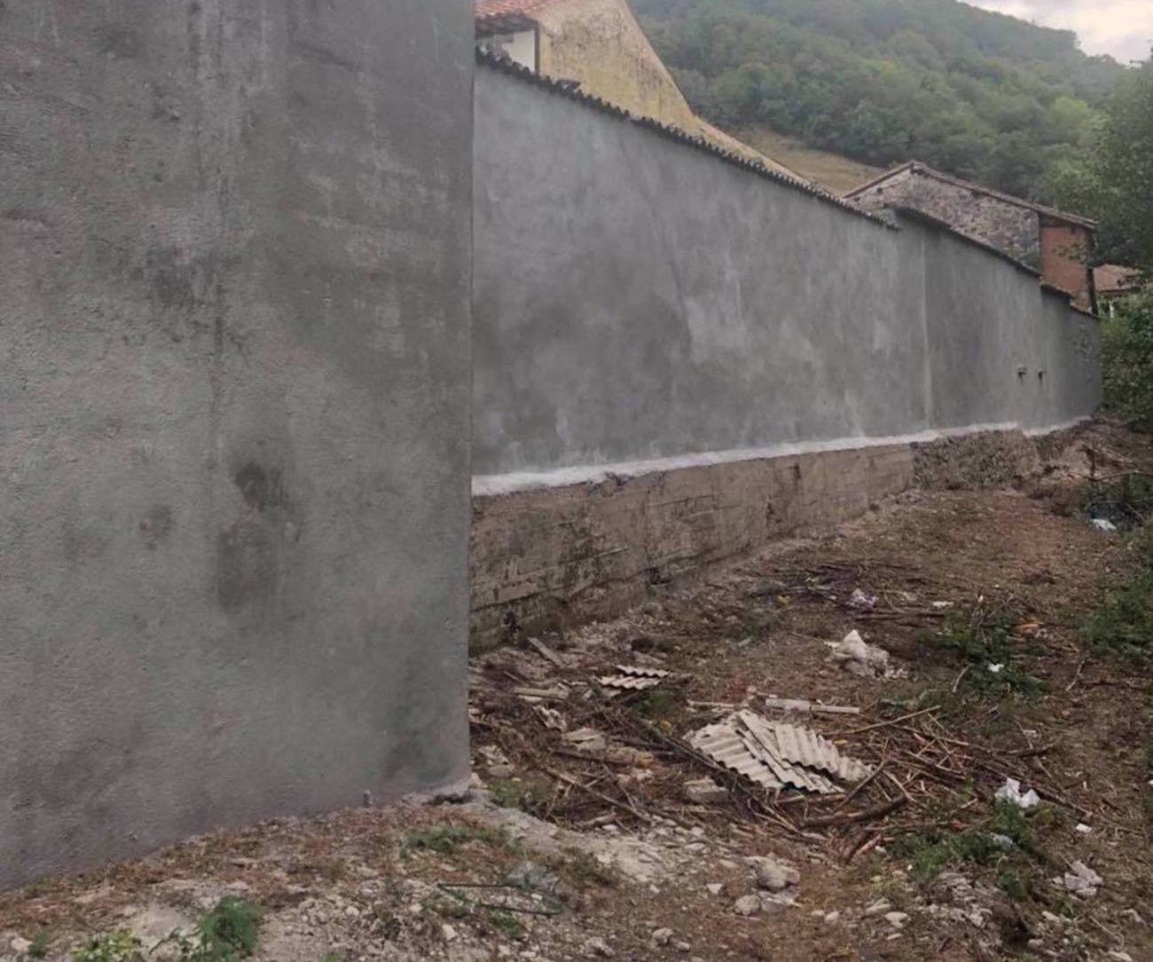 Esquelas.es | Finaliza la restauracin de los muros de la zona cercana al rio en el cementerio de La Plaza en Teverga