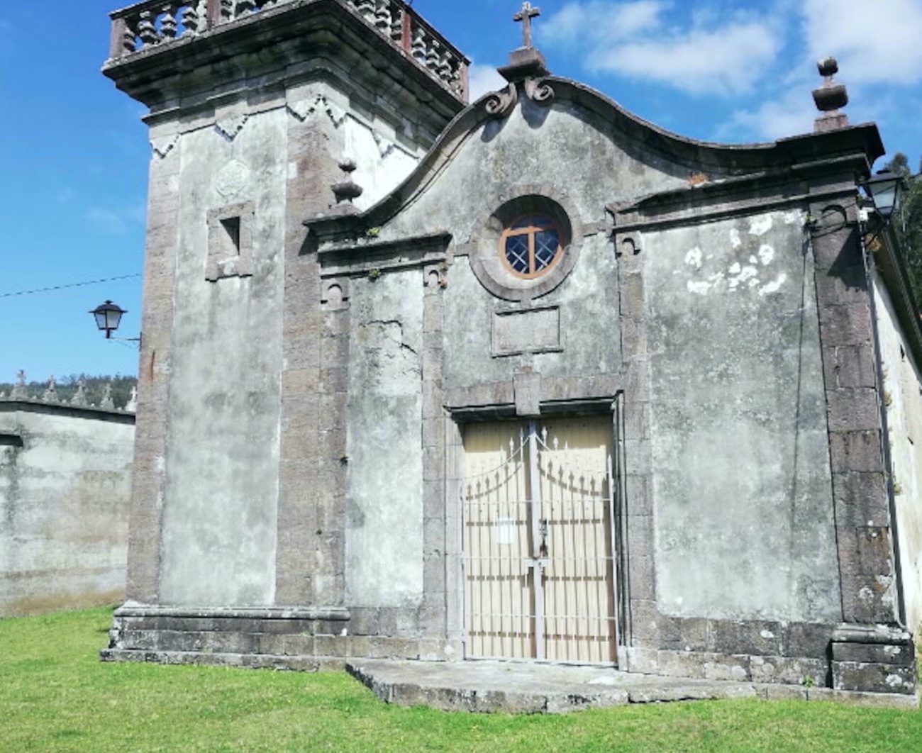 Esquelas.es | Los vecinos de la parroquia estn molestos con el cura porque no se implica en la reparacin del cementerio