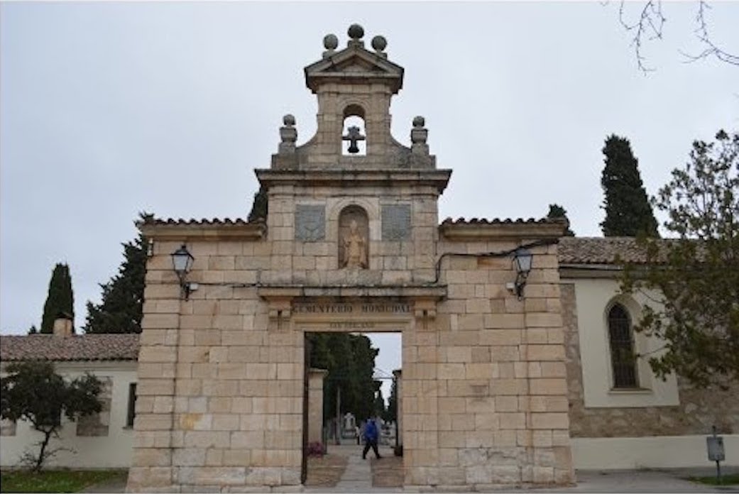 Esquelas.es | Tres aves muertas, una vela y varias botellas alcohlicas en el cementerio, evidencian de un ritual satnico
