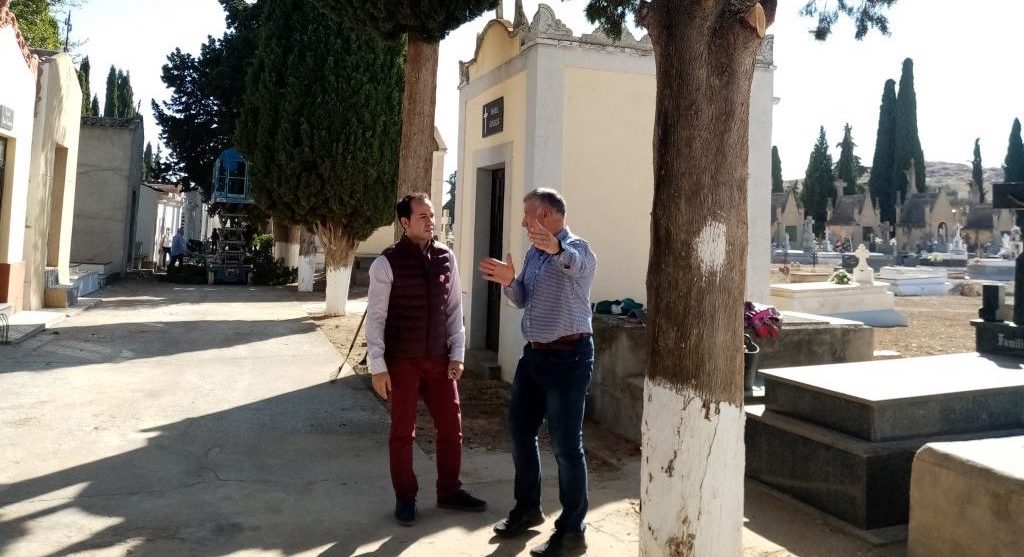 Esquelas.es | Comienza la poda y saneamiento de todos los rboles del cementerio de Herencia