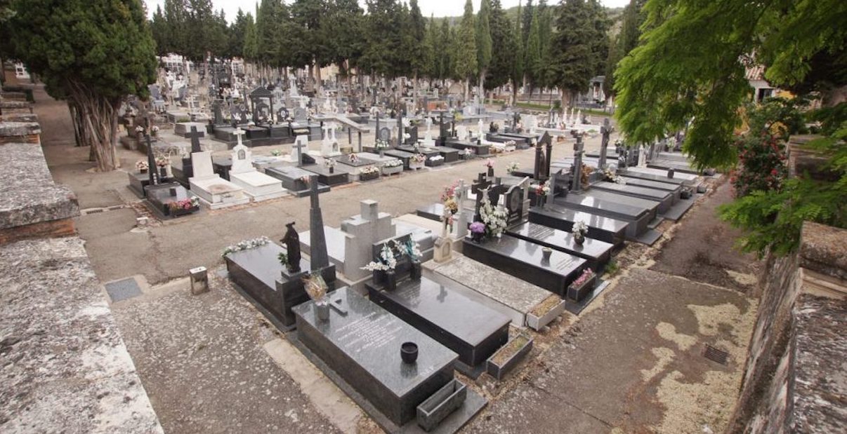 Esquelas.es | Roban flores y jardineras junto a otros elementos comunes del cementerio municipal de Cuenca
