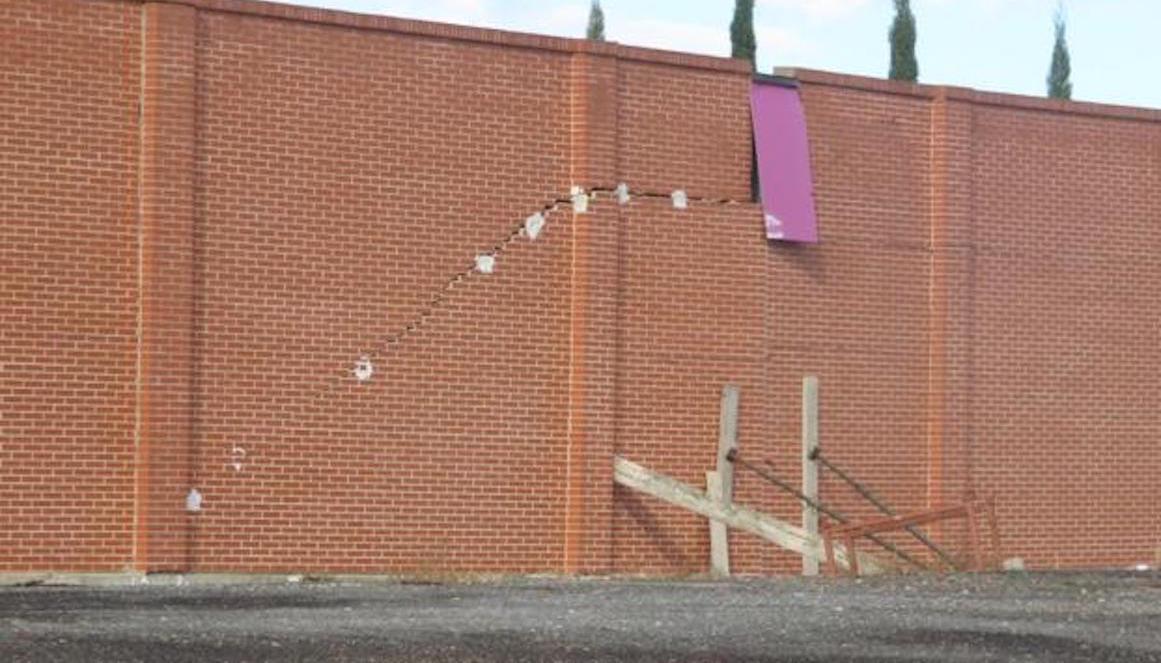 Esquelas.es | Se abre una grieta en una pared del cementerio de Alfaro a veinte centmetros de los nichos
