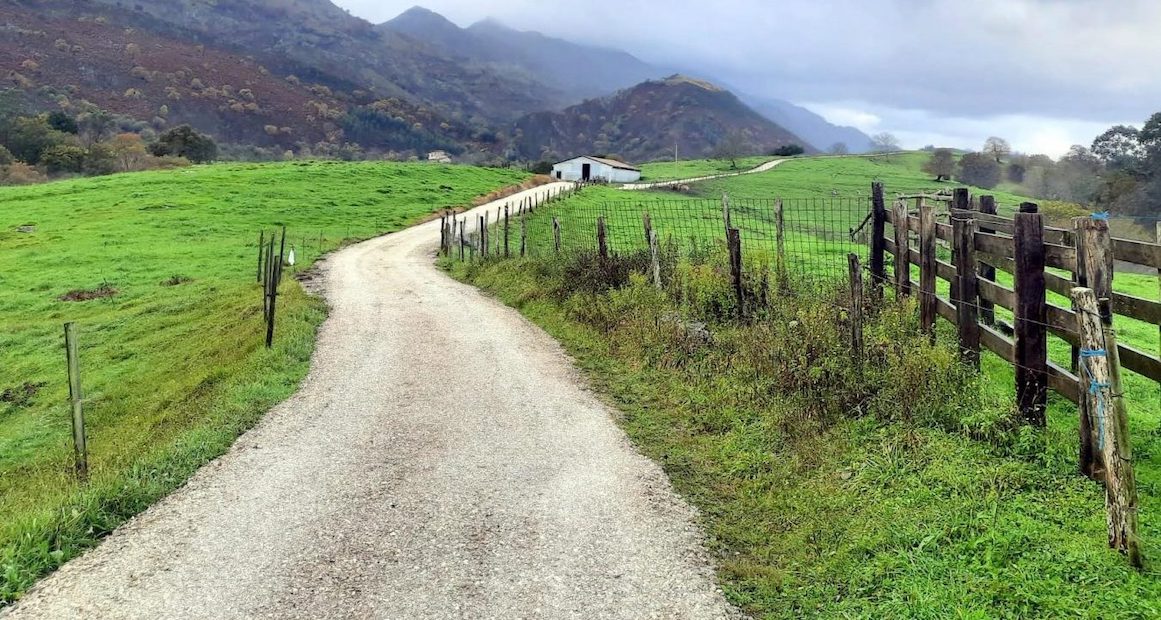 Esquelas.es | Llanes ejecuta obras de mejora en los caminos de acceso a los cementerios de Tresgrandas y La Borbolla