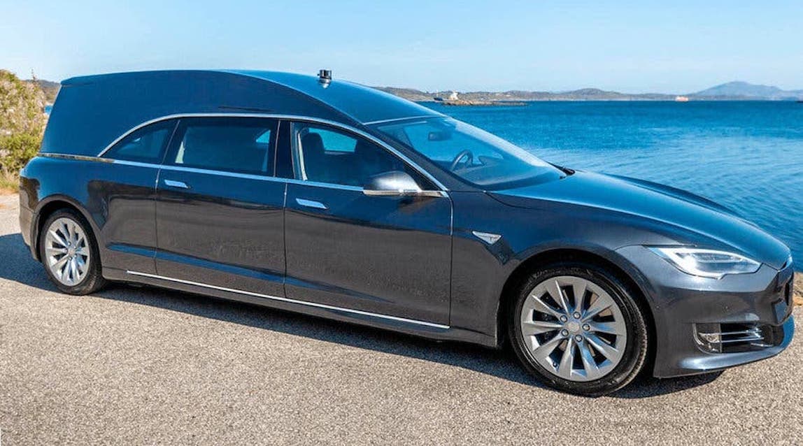 Esquelas.es | El coche fnebre elctrico de Tesla ya opera en Reino Unido