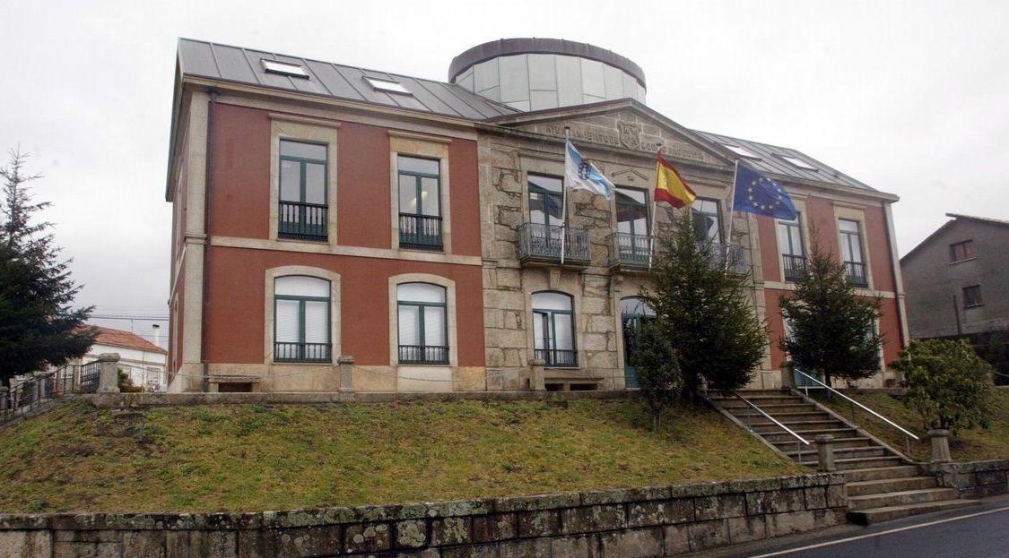 Esquelas.es | El alcalde de Dodro busca la manera de corregir la situacin del terreno del cementerio de Lao