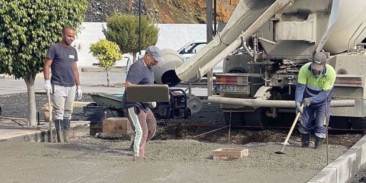 Esquelas.es | Compran un portafretros para el cementerio e instalan solera de cemento en los bloques de nichos