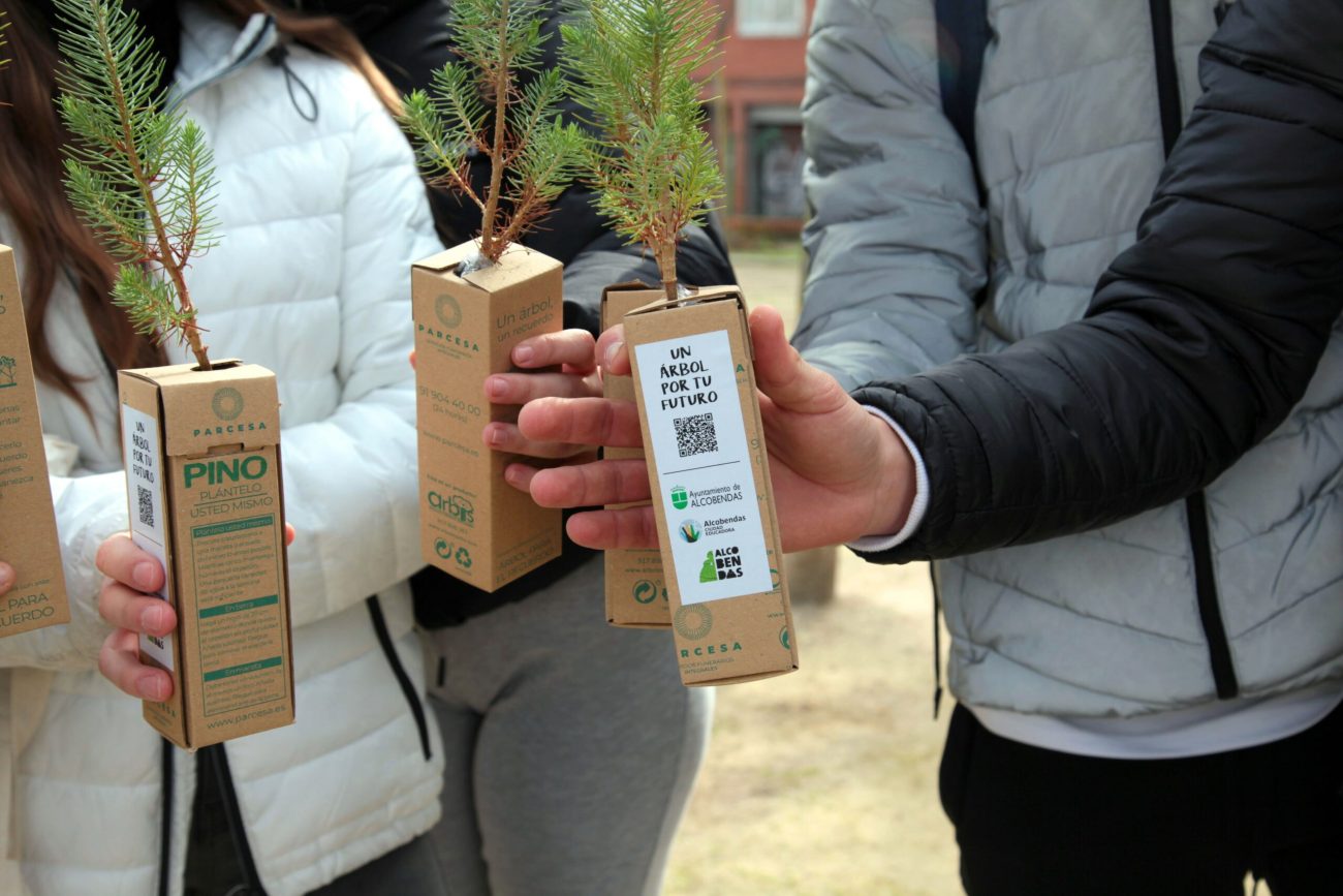 Esquelas.es | Parcesa entrega 450 rboles al alumnado de los institutos de Alcobendas