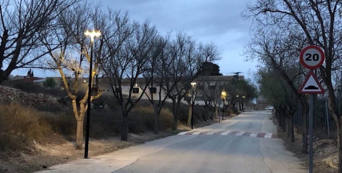 Esquelas.es | Instalan 10 nuevas farolas en el Camino del Cementerio de la localidad de Caudete