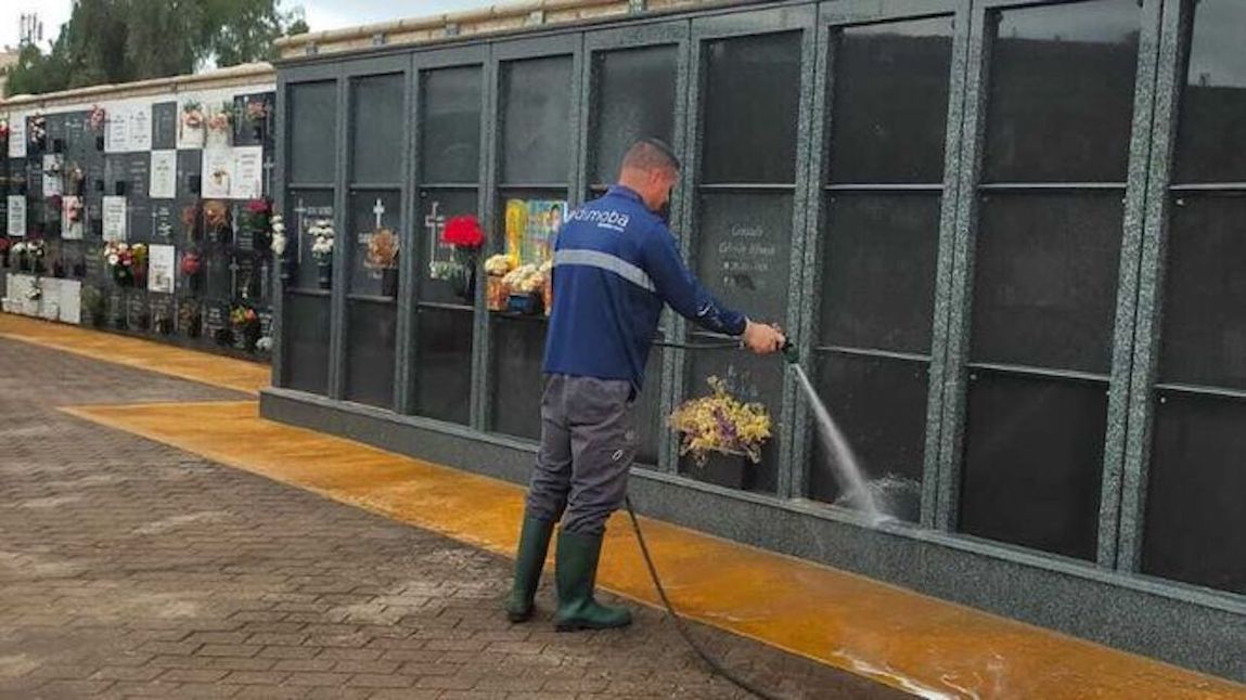 Esquelas.es | Los cementerios de Almera iniciaron tareas de limpieza para eliminar la arena de la calima