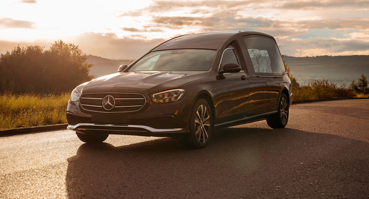 Esquelas.es | La gama de fnebres Mercedes Benz de Bergadana en versin hbrida enchufable