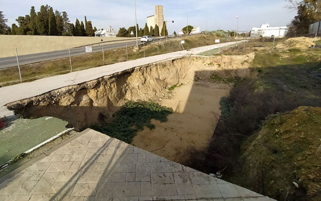 Esquelas.es | Cuatro aos despus sacan a licitacin el arreglo del socavn junto al tanatorio de Utrera