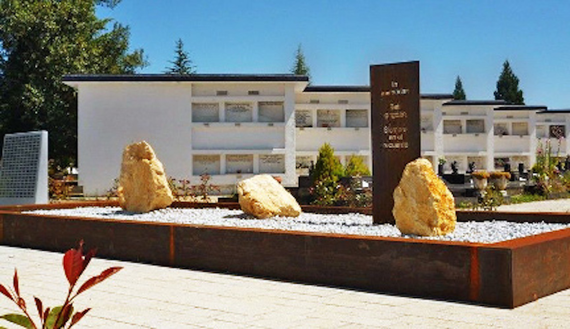 Esquelas.es | [BREVES] Quejas por la suciedad en los baos del cementerio // Vandalismo en el camposanto de Segovia