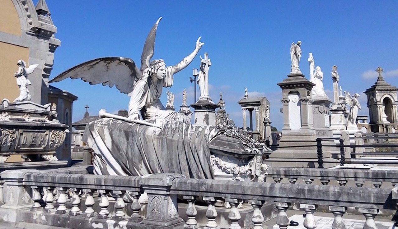 Esquelas.es | [BREVES] Alumnos aprenden en el cementerio de La Carriona // Pabelln de los ilustres de Granada