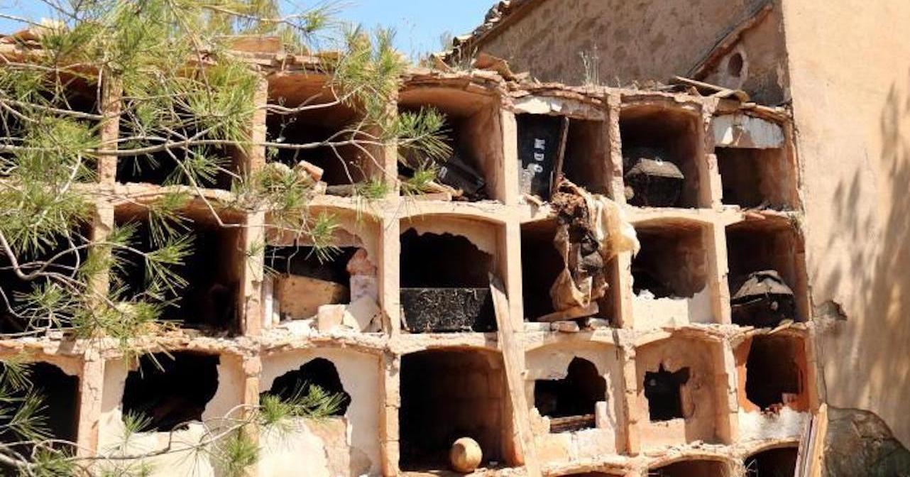 Esquelas.es | Unos bestias profanan todas las tumbas de un cementerio abandonado y esparcen sus huesos