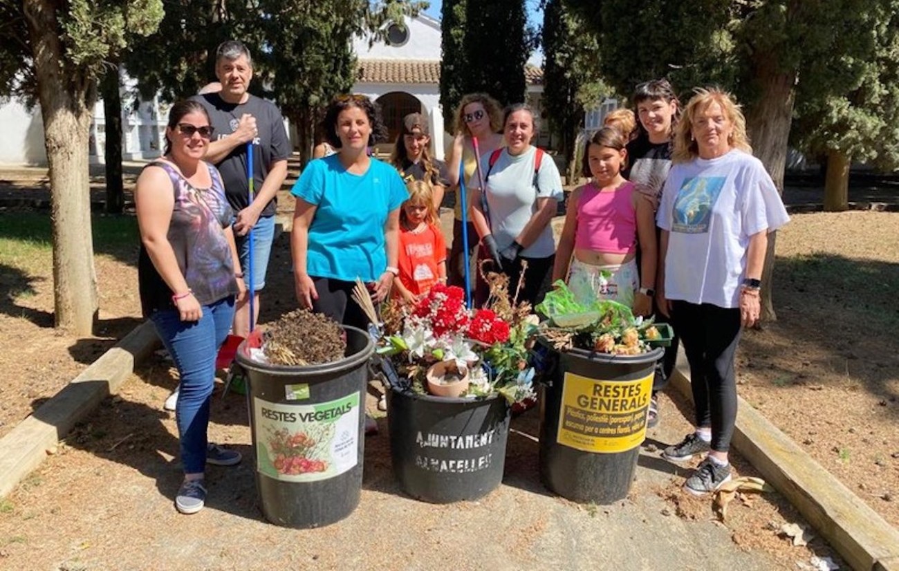 Esquelas.es | 50 voluntarios limpiaron el cementerio de Almacelles tras los daos causados por una tormenta