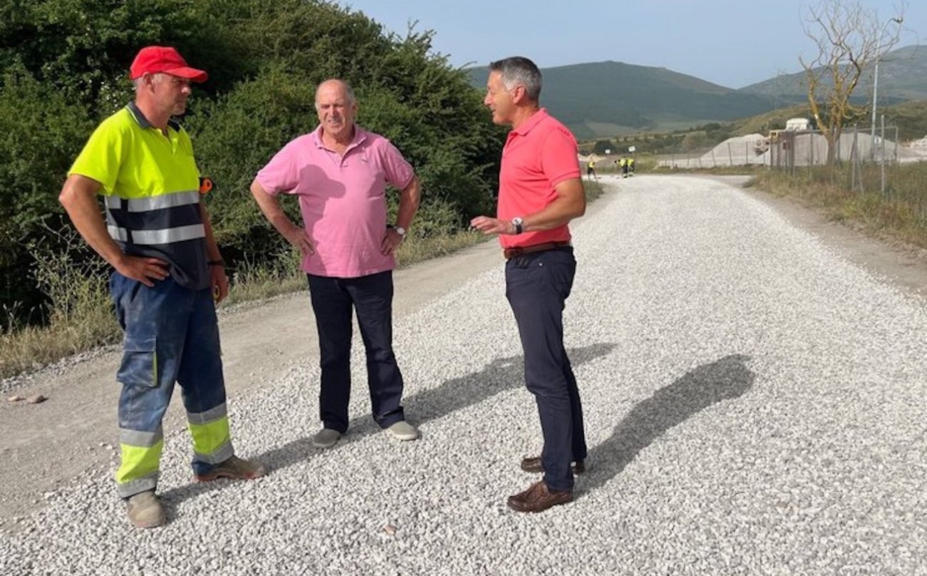 Esquelas.es | Campoo de Enmedio finaliza las obras de reparacin del camino que discurre desde la iglesia al cementerio