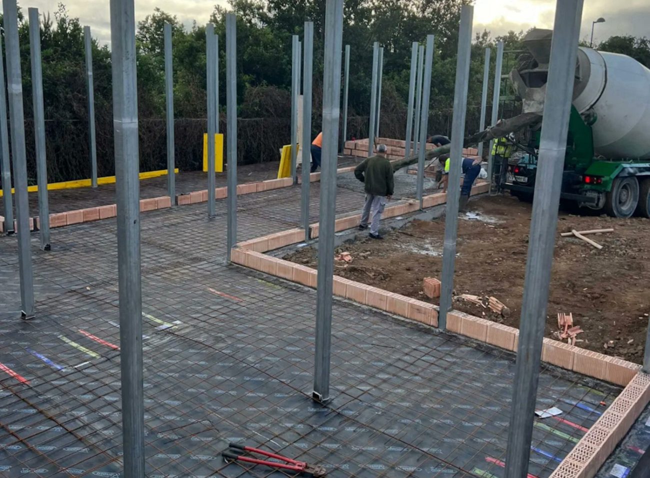 Esquelas.es | Continan las obras de instalacin del nuevo horno crematorio que sustituir al destruido por la lava del volcn