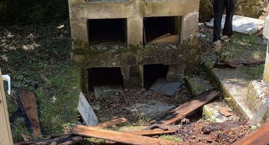 Esquelas.es | Unos golfos profanan tumbas y panteones en el cementerio de la localidad de Castroverde (Lugo)