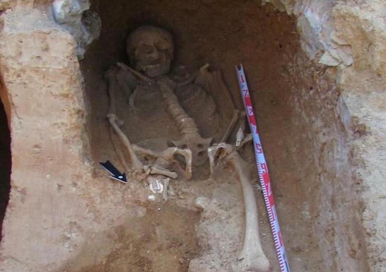 Esquelas.es | Aparecen restos arqueolgicos del antiguo cementerio medieval del monasterio de San Cugat del Valls