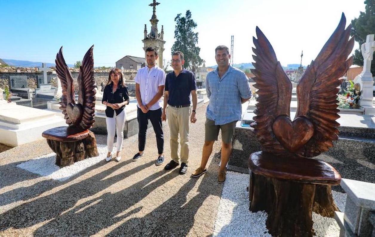 Esquelas.es | Los once cipreses calcinados por un rayo en el cementerio de Cacabelos transformados en dos esculturas