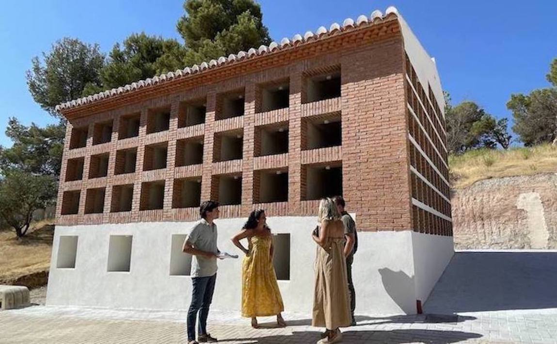 Esquelas.es | Finaliza la construccin de nuevos nichos, bvedas y columbarios en el cementerio de Hutor de Vega