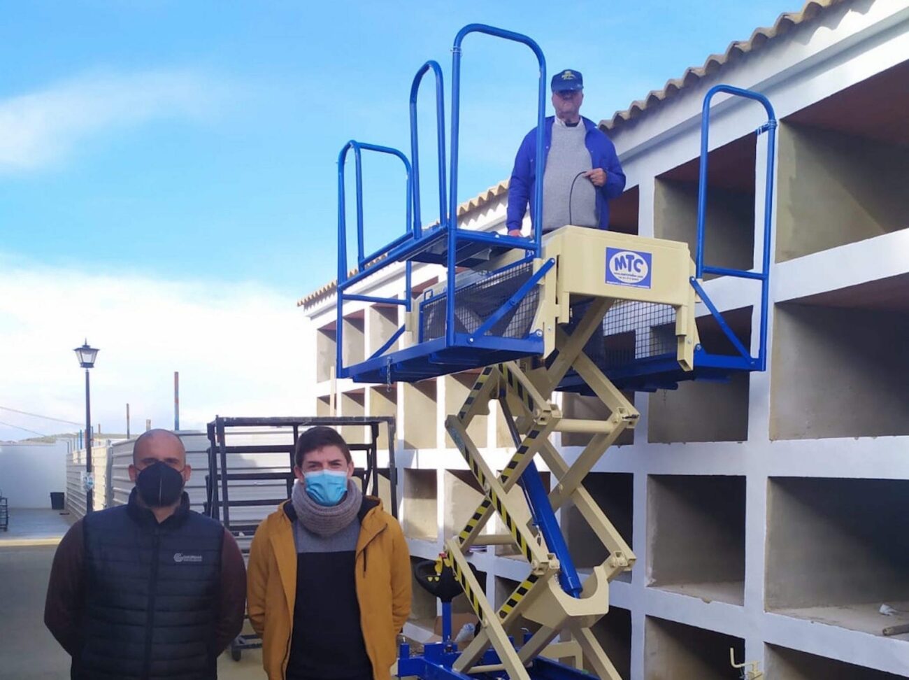 Esquelas.es | El Consistorio adquiere un elevador portafretros para mayor seguridad de los trabajadores del cementerio