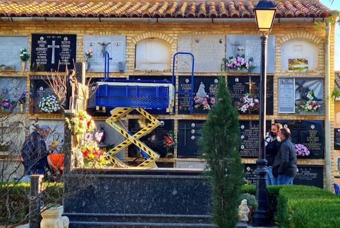 Esquelas.es | El Ayuntamiento de Chiva adquiere una plataforma elevadora portafretros para el cementerio