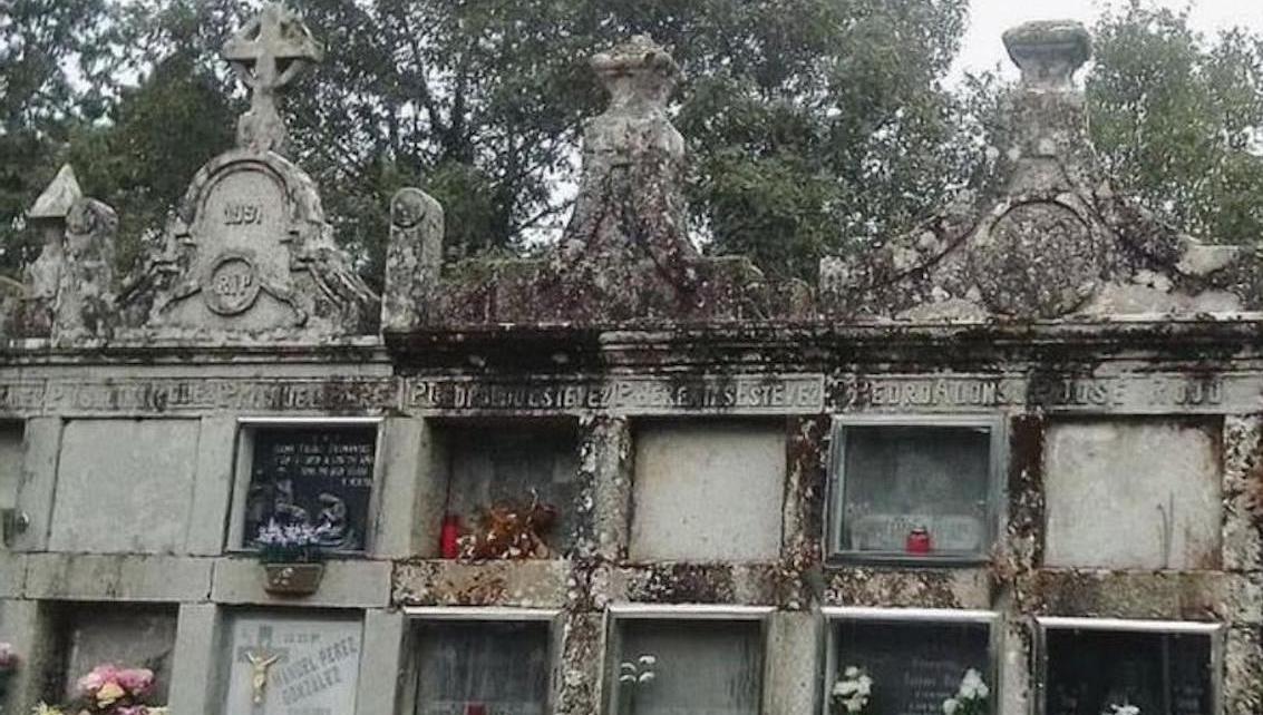 Esquelas.es | Gentuza, entran en un cementerio de Carballeda de Avia destrozando cruces de piedra y robando otras antiguas