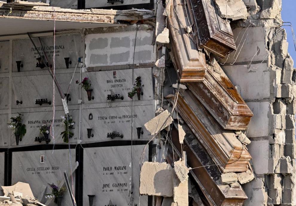 Esquelas.es | El derrumbe de un bloque de nichos de un cementerio de Npoles deja al descubierto los atades