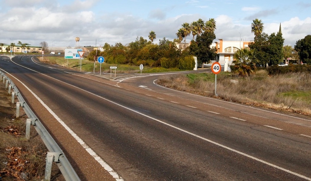 Esquelas.es | El tanatorio Servisa de Mrida ceder una parte de su terreno para ensanchar la carretera