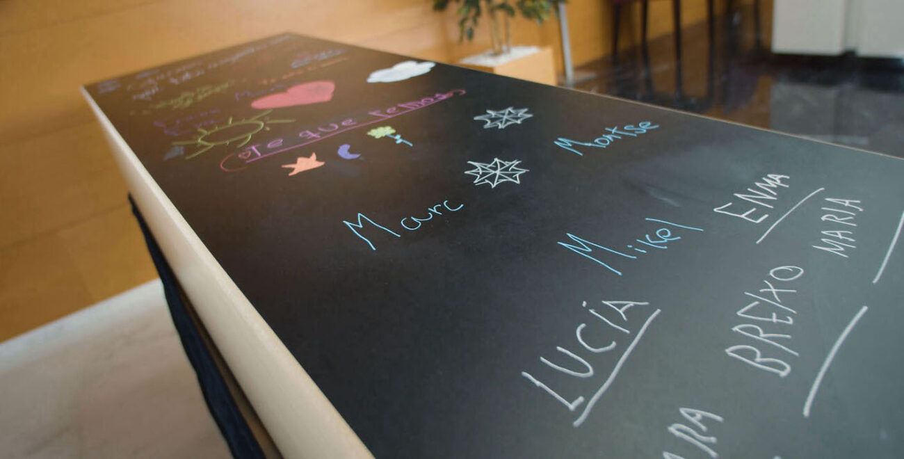 Esquelas.es | ltima presenta el primer fretro con tapa de pizarra para personalizar la despedida con mensajes y dibujos