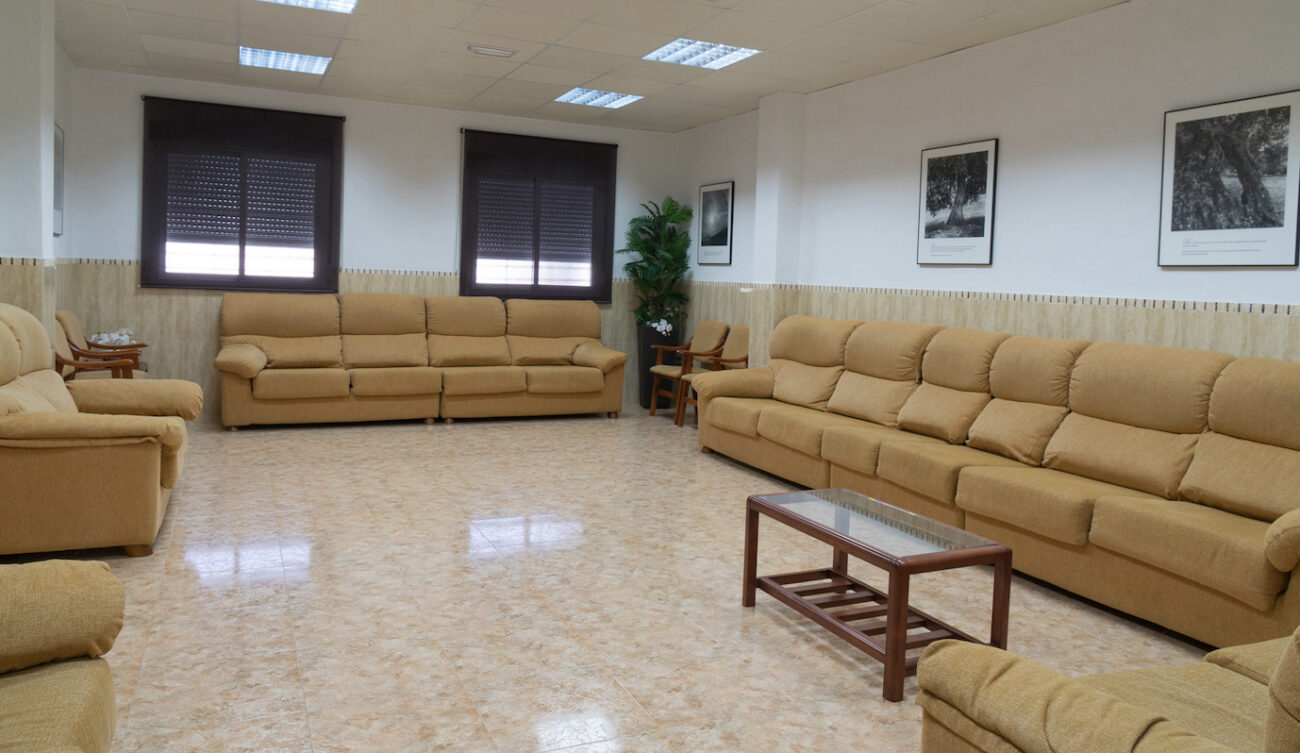 Esquelas.es | Remodelan el tanatorio de Valderrubio ampliando una de sus salas y abriendo un acceso independiente