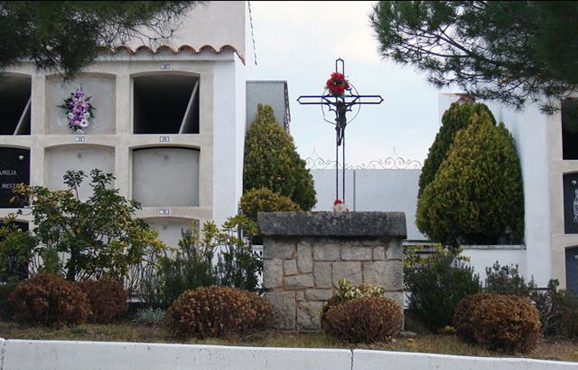 Esquelas.es | Unos canallas entran de madrugada en el cementerio de les Gunyoles y profanan tres sepulturas