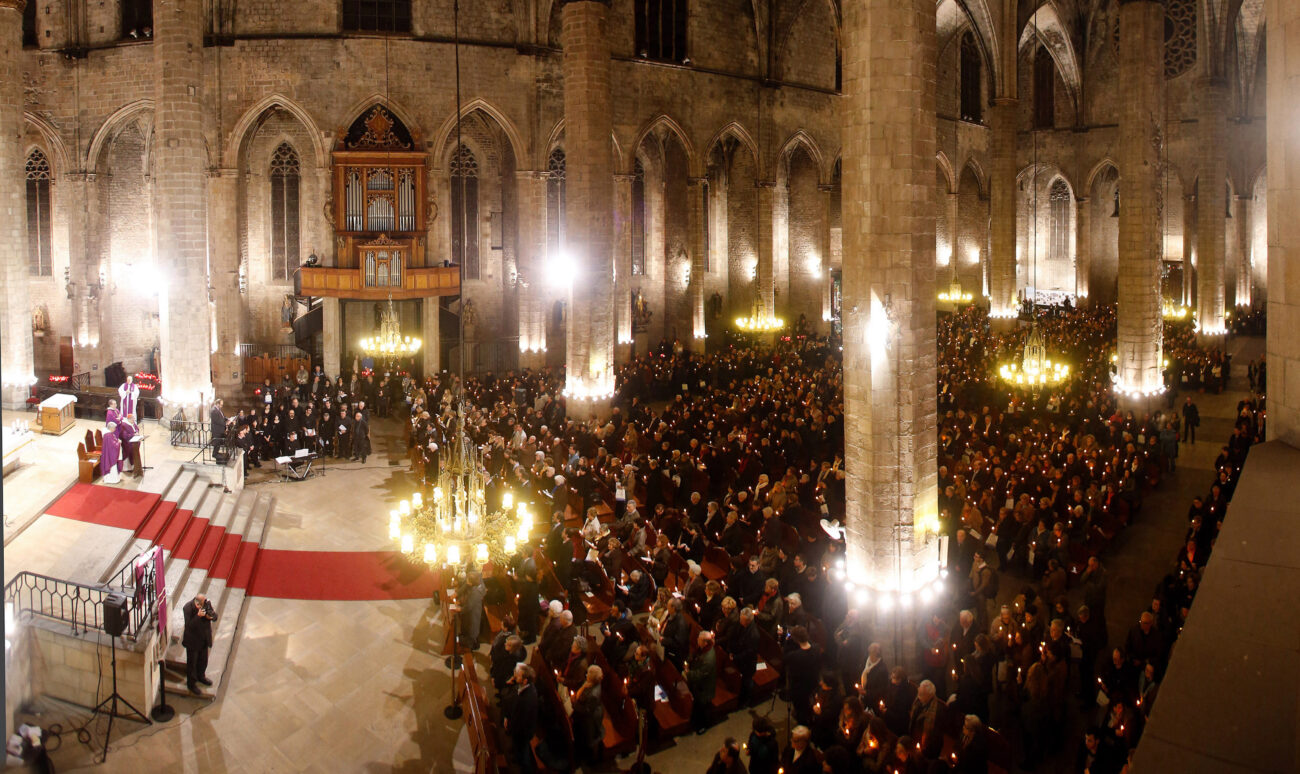 Esquelas.es | Lleno completo en la Baslica de Santa Mara del Mar de Barcelona en la Misa Funeral de Mmora