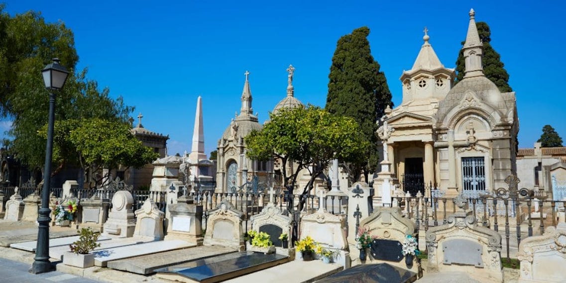 Esquelas.es | [BREVES] Visitan la ampliacin del camposanto de A Romea // Valencia es un potencial para turismo funerario