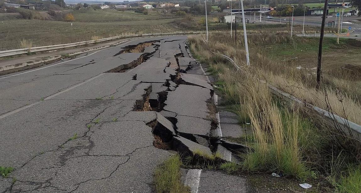 Esquelas.es | Las fuertes lluvia han producido el hundimiento de la carretera de acceso al cementerio de la Fuensanta