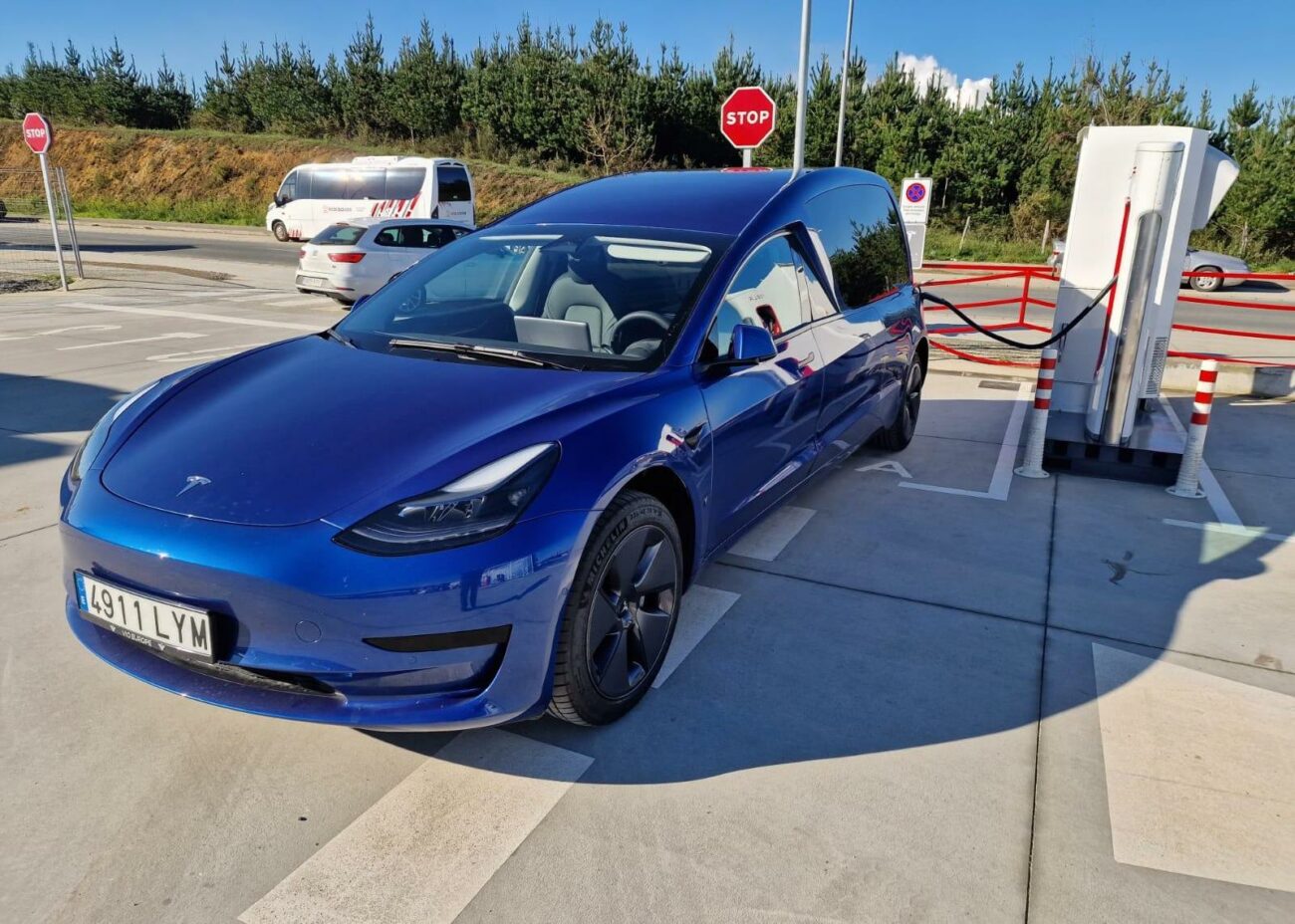 Esquelas.es | Pompas Fnebres Arousa dispone de un vehculo fnebre elctrico de la marca Tesla