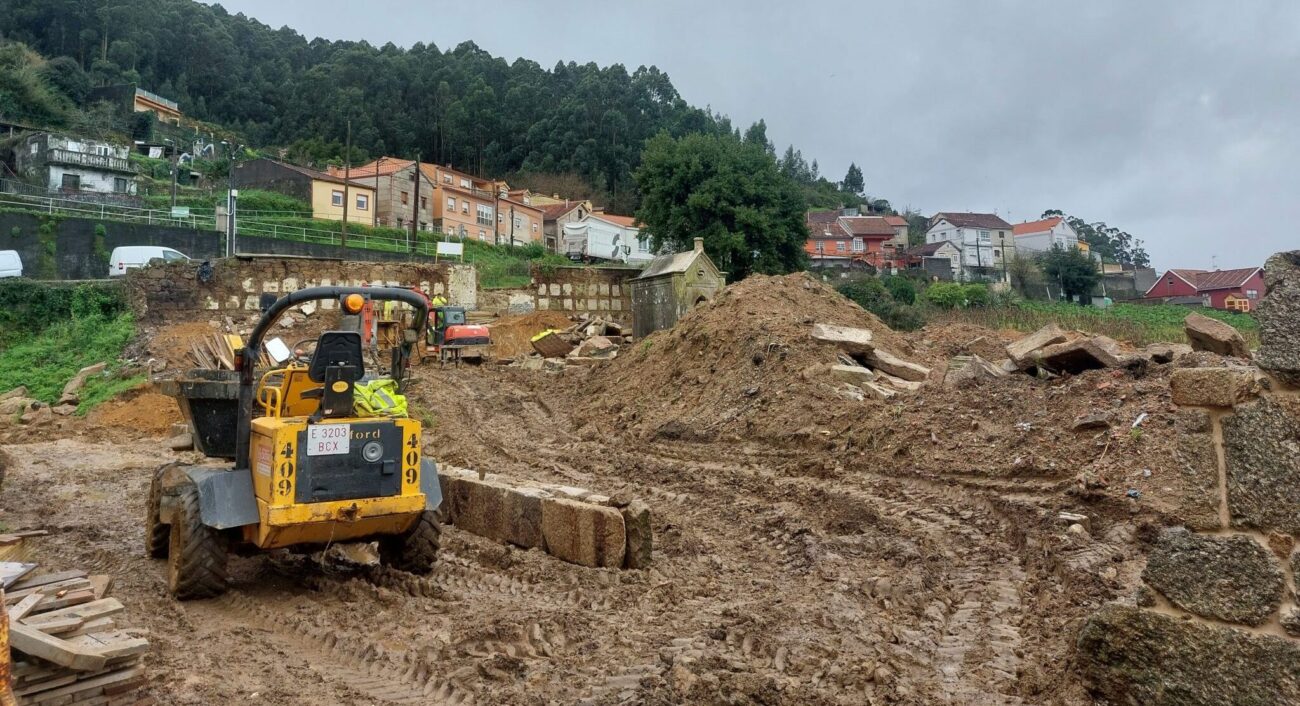 Esquelas.es | Reanudan las obras de paisajismo alrededor de la iglesia de San Martio de Bueu