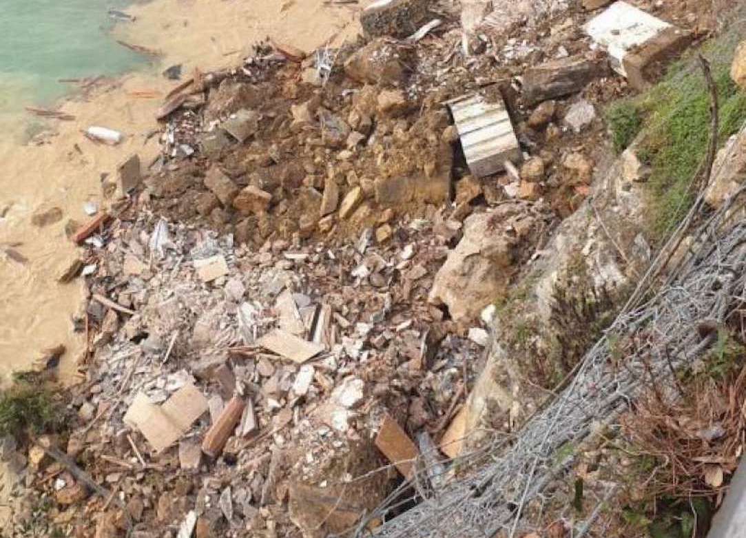 Esquelas.es | Decenas de atades y urnas con cenizas acaban en un ro por el derrumbe de un cementerio